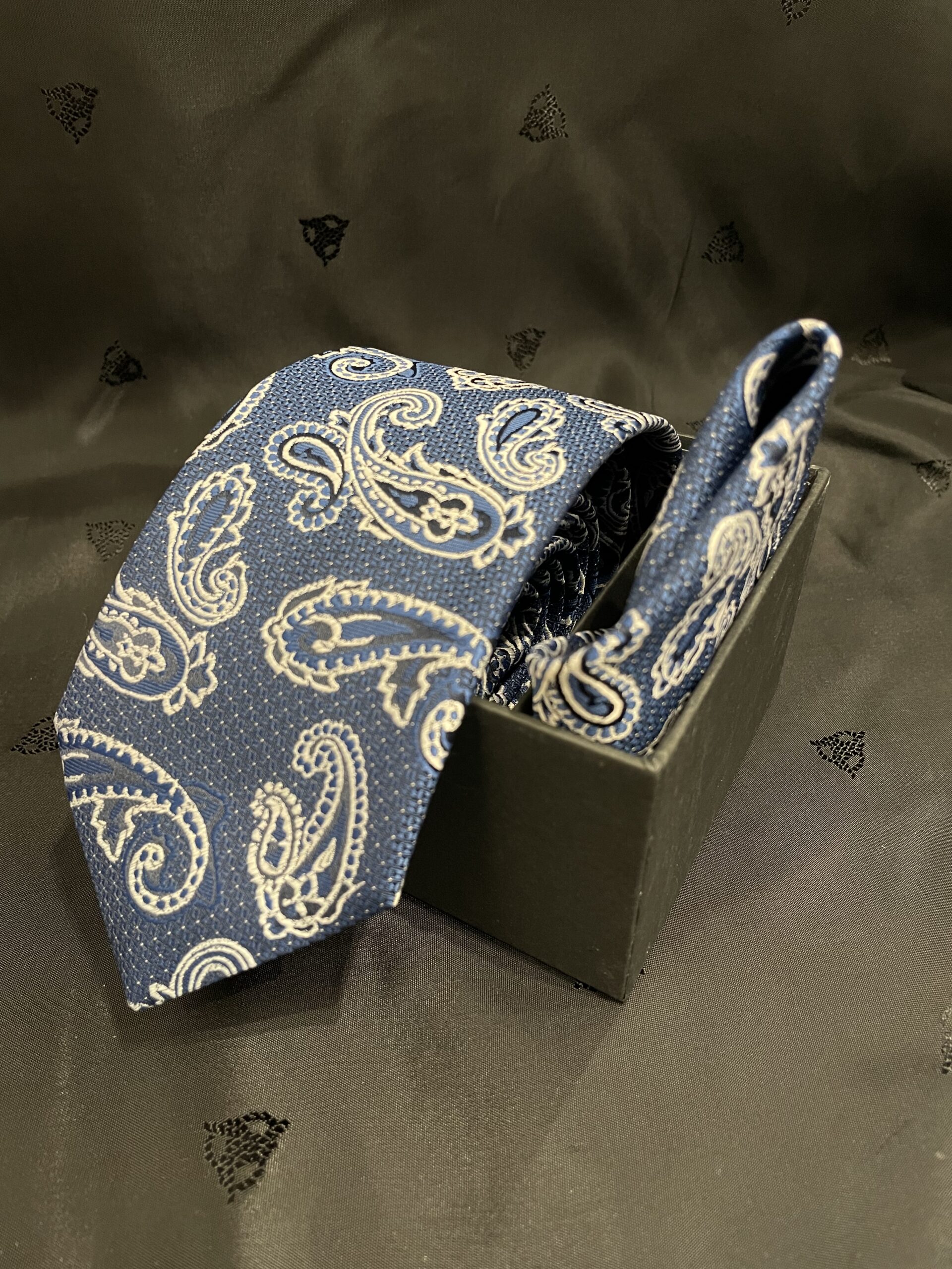 Benetti Navy Blue Paisley Print Tie With Hanky